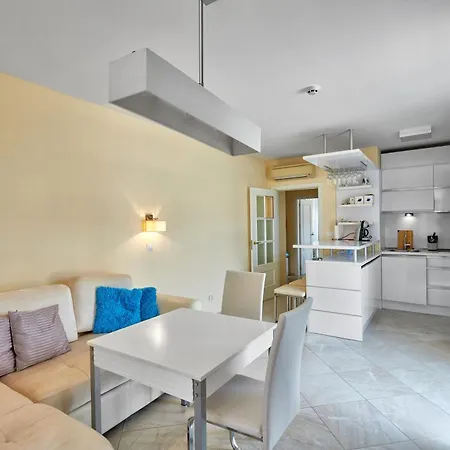 아파트 2bd Flat With Balcony In Flores Garden Complex By Flat Mаnаger 체르노모레츠